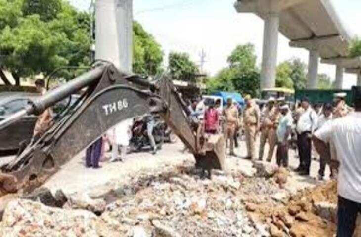 आगरा में 250 साल पुरानी मजार हटाई गई, प्रशासन ने सड़क से दरगाह परिसर में कराया स्थानांतरण