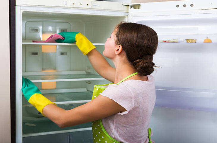 Refrigerator Tips: फ्रिज से आ रही है बदबू? खराब हो सकता है एयर फिल्टर, जानें इसे साफ करने का सही तरीका