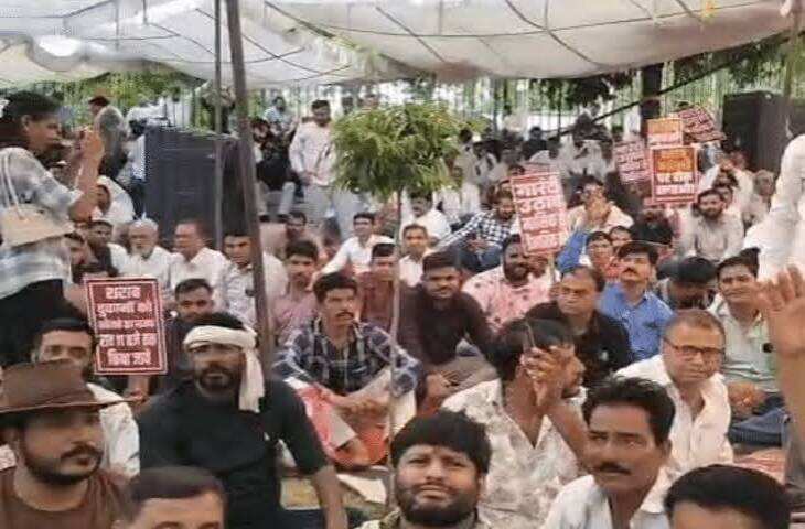जयपुर में शराब ठेकेदारों का प्रदर्शन, रात 11 बजे तक दुकानें खोलने की मांग; वीडियो में बोले- मांग नहीं मानी तो चुनाव में दिखेगा असर