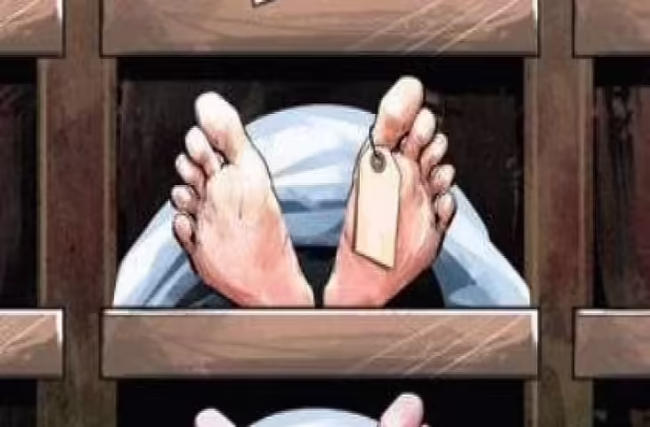 Kochi केरल के व्यक्ति के शव को लेने से परिजनों के इनकार के बाद साथी पैर की उंगलियों पर