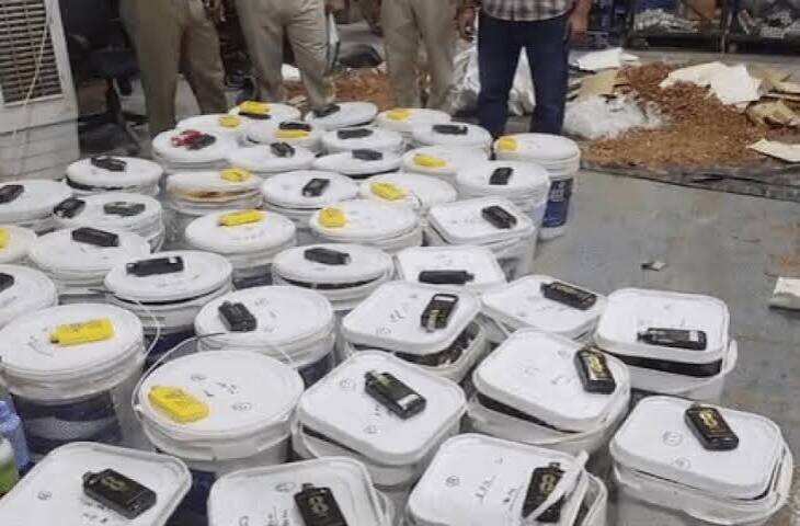 उदयपुर में कुरियर के जरिए गुजरात भेजी जा रही पौने 3 लाख की शराब पकड़ी, 42 बाल्टियों में लकड़ी के बुरादे के बीच छिपाए थे 2386 पव्वे