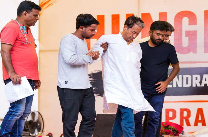शिवसेना (UBT) प्रमुख उद्धव ठाकरे ने सामाजिक कार्यकर्ता सोनम वांगचुक और अभिजीत दीपके के आंदोलन को समर्थन देने का ऐलान किया है। उन्होंने कहा कि 20 जुलाई को जब सिटिजंस जस्टिस प्रोटेक्शन (CJP) नई दिल्ली में संसद तक मार्च निकालेगी, उसी दिन शिवसेना (UBT) भी महाराष्ट्र में प्रदर्शन करेगी और इस आंदोलन के प्रति अपना समर्थन जताएगी।  उद्धव ठाकरे ने कहा कि यह मुद्दा केवल एक व्यक्ति या संगठन का नहीं है, बल्कि जनता से जुड़े अधिकारों और लोकतांत्रिक आवाज को मजबूती देने का विषय है। उन्होंने बताया कि पार्टी मॉनसून सत्र के दौरान भी इस मामले को संसद में उठाने की कोशिश करेगी और सरकार का ध्यान इस ओर आकर्षित करेगी।  शिवसेना (UBT) प्रमुख ने सभी राजनीतिक दलों से अपील की कि वे राष्ट्रहित और जनहित से जुड़े मुद्दों पर एकजुट होकर आंदोलनकारियों का समर्थन करें। उन्होंने कहा कि लोकतंत्र में जनता की आवाज को सुना जाना चाहिए और सरकार को जनभावनाओं का सम्मान करना चाहिए।  बताया जा रहा है कि सोनम वांगचुक और अभिजीत दीपके से जुड़े मुद्दे को लेकर समर्थक लगातार आंदोलन कर रहे हैं। इसी क्रम में 20 जुलाई को नई दिल्ली में संसद तक मार्च निकालने का कार्यक्रम रखा गया है। इस मार्च में बड़ी संख्या में लोगों के शामिल होने की संभावना जताई जा रही है।  उद्धव ठाकरे ने कहा कि शिवसेना (UBT) इस आंदोलन के साथ खड़ी है और महाराष्ट्र में भी इसी दिन विरोध प्रदर्शन के जरिए अपनी भूमिका दर्ज कराएगी। उन्होंने कहा कि संसद के मॉनसून सत्र में इस मुद्दे को उठाकर सरकार से जवाब मांगा जाएगा।  राजनीतिक जानकारों का मानना है कि उद्धव ठाकरे का यह समर्थन आने वाले दिनों में इस मुद्दे को राजनीतिक रूप से और ज्यादा चर्चा में ला सकता है। शिवसेना (UBT) लगातार केंद्र सरकार की नीतियों और फैसलों पर सवाल उठाती रही है। ऐसे में इस आंदोलन को समर्थन देना पार्टी की रणनीति का हिस्सा भी माना जा रहा है।  फिलहाल 20 जुलाई को होने वाले मार्च और महाराष्ट्र में प्रस्तावित प्रदर्शन को लेकर तैयारियां शुरू हो गई हैं। अब देखना होगा कि इस आंदोलन को कितना जनसमर्थन मिलता है और संसद के मॉनसून सत्र में इस मुद्दे पर किस तरह की बहस होती है।