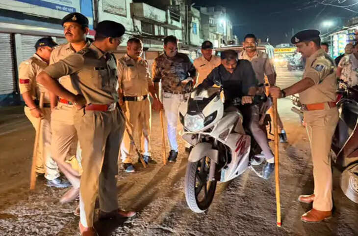 सिवनी में पुलिस की पैदल पेट्रोलिंग: बाजार क्षेत्रों में सुरक्षा व्यवस्था का लिया जायजा, संदिग्धों पर रखी नजर