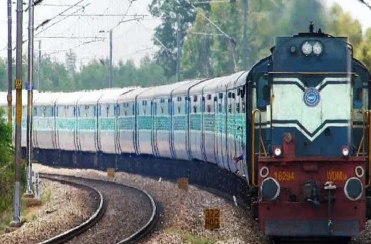 महाराष्ट्र के नवी मुंबई में दो अज्ञात लोगों ने एक पुलिसकर्मी को ट्रेन के आगे धक्का देकर