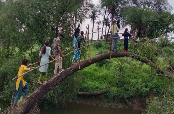 प्रतापगढ़ में लापरवाही की तस्वीर, नदी पार करने के लिए पेड़ के तने का सहारा