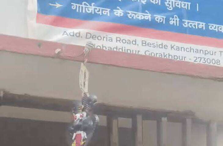 गोरखपुर के गर्ल्स हॉस्टल में बाथरूम में कैमरा लगाने का आरोप, सूचना पर पहुंची पुलिस