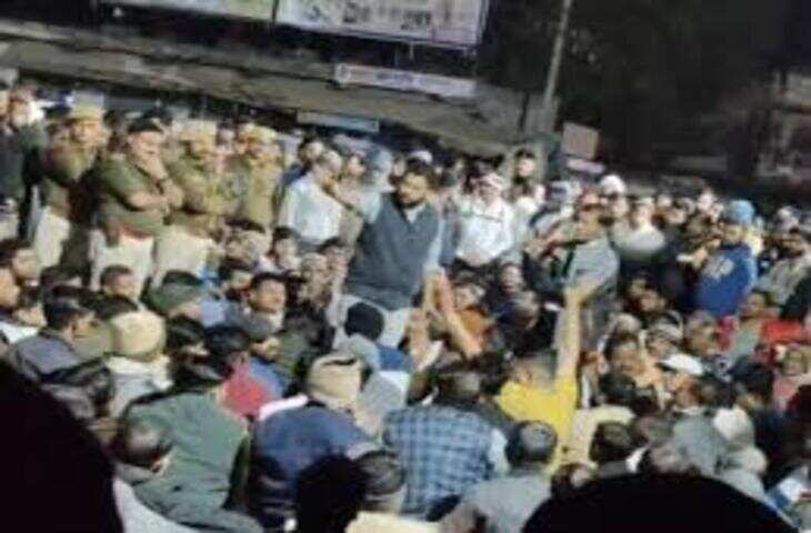 डूंगरपुर में 16 वर्षीय छात्रा ने उत्पीड़न से परेशान होकर जहर खाकर दी जान, वीडियो में जानें परिजनों और लोगों ने पुलिस चौकी पर किया प्रदर्शन