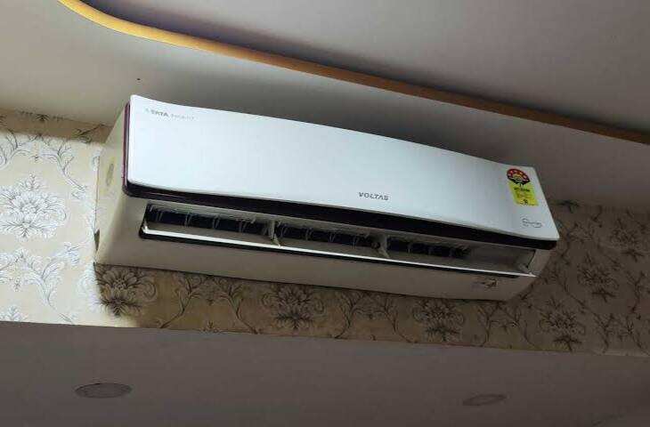 AC से धुआं निकलने पर मचा हड़कंप, यूजर ने शेयर किया वीडियो; गैस लीक होने पर भी बना सवाल