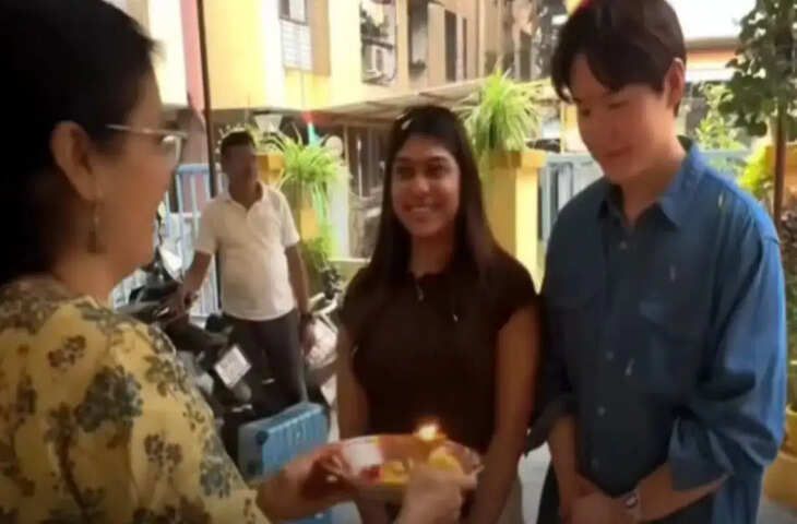 'पहले उतारी आरती फिर चढ़ाया जल....' कोरियन दामाद का इंडियन सास ने किया अद्भुत स्वागत, देखे वायरल वीडियो&nbsp;