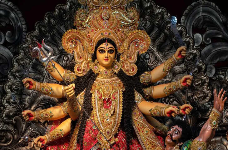 नवरात्रि का पर्व मां दुर्गा की उपासना के लिए विशेष माना जाता है। इन नौ दिनों में भक्त देवी के नौ स्वरूपों की पूजा करते हैं, व्रत रखते हैं और मां भगवती की कथा सुनते हैं। धार्मिक मान्यताओं के अनुसार, नवरात्रि के दौरान श्रद्धा और भक्ति के साथ व्रत कथा का श्रवण करने से मन को शांति मिलती है और भक्त मां दुर्गा का आशीर्वाद प्राप्त करने की कामना करता है।  नवरात्रि व्रत कथा का महत्व पौराणिक मान्यता के अनुसार, एक समय एक राजा और एक वैश्य अपने जीवन की परेशानियों से दुखी होकर वन में पहुंचे। वहां उनकी मुलाकात मेधा ऋषि से हुई। दोनों ने ऋषि से अपने दुखों का कारण पूछा। ऋषि ने उन्हें मां दुर्गा की महिमा और देवी की आराधना के बारे में बताया।ऋषि के मार्गदर्शन पर राजा और वैश्य ने मां भगवती की उपासना शुरू की। उन्होंने देवी का ध्यान किया, व्रत रखा और श्रद्धा के साथ पूजा-अर्चना की। उनकी भक्ति से प्रसन्न होकर मां दुर्गा ने उन्हें दर्शन दिए और उनकी इच्छाओं के अनुसार वरदान प्रदान किया।यह कथा दुर्गा सप्तशती से जुड़ी देवी उपासना की परंपरा और मां भगवती की शक्ति का स्मरण कराती है।  मां दुर्गा की शक्ति की कथा देवी उपासना से जुड़ी पौराणिक कथाओं में महिषासुर वध का प्रसंग &nbsp;प्रमुख है। मान्यता के अनुसार, महिषासुर नामक असुर ने देवताओं और पृथ्वी पर अत्याचार बढ़ा दिया था। उसे पराजित करना देवताओं के लिए कठिन हो गया।तब सभी देवताओं की शक्तियों से मां दुर्गा का प्राकट्य हुआ। मां दुर्गा ने महिषासुर के साथ युद्ध किया और उसका वध करके देवताओं तथा संसार को उसके अत्याचार से मुक्ति दिलाई।इसी कारण मां दुर्गा को महिषासुरमर्दिनी भी कहा जाता है। नवरात्रि के दौरान देवी के इसी शक्ति स्वरूप की विशेष पूजा की जाती है।सुपरफास्ट नवरात्रि व्रत कथा  आजकल Superfast Durga Navratri Vrat Katha के माध्यम से भक्त कम समय में नवरात्रि की प्रमुख कथा का श्रवण करते हैं। सुबह पूजा के समय या शाम की आरती से पहले व्रत कथा सुनी जा सकती है।नवरात्रि में भक्त मां दुर्गा को लाल फूल, चुनरी, फल और प्रसाद अर्पित करते हैं। इसके बाद दुर्गा चालीसा, दुर्गा सप्तशती या देवी मंत्रों का पाठ किया जाता है।  व्रत के दौरान रखें इन बातों का ध्यान नवरात्रि व्रत रखने वाले श्रद्धालु अपनी धार्मिक परंपरा और स्वास्थ्य के अनुसार फलाहार या सात्विक भोजन करते हैं। पूजा के दौरान स्वच्छता, संयम और सात्विकता का ध्यान रखना महत्वपूर्ण माना जाता है।मां दुर्गा की पूजा और व्रत कथा से जुड़े फल धार्मिक मान्यताओं पर आधारित हैं। इनका उद्देश्य भक्तिभाव से देवी का स्मरण और आध्यात्मिक साधना करना है।