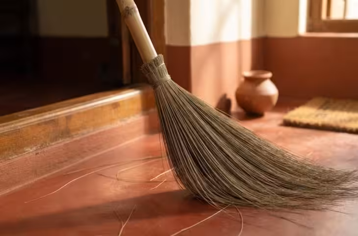 घर में इस जगह भूलकर भी न रखें झाड़ू, जानें घर की किस दिशा में रखना होता है शुभ