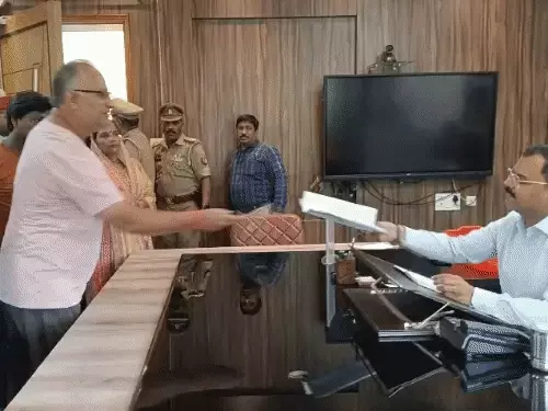 कानपुर के अंबेडकर पार्क के बोर्ड पर महापौर के बेटे की फोटो लगाने का मामला गरमाया