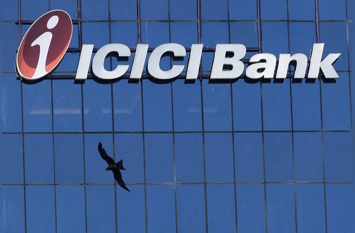ICICI बैंक के मैनेजर का स्टाफ के साथ बेहूदा बर्ताव! टारगेट अचीव ना होने पर खूब दी गालियाँ, यहाँ देखे Viral Video 
