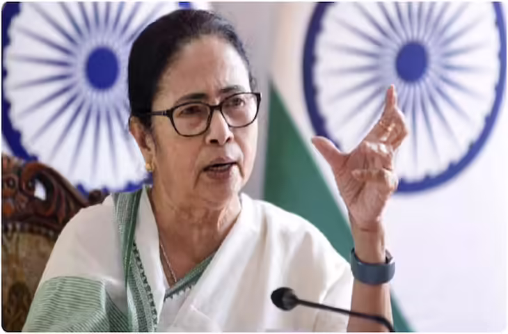 पश्चिम बंगाल की मुख्यमंत्री ममता बनर्जी की पार्टी तृणमूल कांग्रेस (TMC) में जारी अंदरूनी कलह अब खुलकर सामने आने लगी है। पार्टी के 20 बागी सांसद सोमवार को लोकसभा अध्यक्ष ओम बिरला से मुलाकात करेंगे। बागी गुट खुद को &lsquo;असली TMC&rsquo; के रूप में मान्यता देने की मांग कर सकता है।  दिल्ली पहुंचीं सायोनी घोष और माला रॉय  बागी गुट में शामिल सांसद सायोनी घोष और माला रॉय रविवार सुबह कोलकाता से दिल्ली के लिए रवाना हुईं। दोनों नेताओं की मौजूदगी को बागी खेमे की ताकत के रूप में देखा जा रहा है। माना जा रहा है कि लोकसभा अध्यक्ष से मुलाकात के दौरान गुट अपनी राजनीतिक स्थिति और संसदीय मान्यता को लेकर औपचारिक मांग रख सकता है।  ममता ने दोनों नेताओं को पदों से हटाया  हाल ही में मुख्यमंत्री ममता बनर्जी ने सायोनी घोष और माला रॉय को पार्टी के महत्वपूर्ण पदों से हटा दिया था। सायोनी घोष टीएमसी की युवा इकाई की अध्यक्ष थीं। उनकी जगह अर्णब बनर्जी को नई जिम्मेदारी सौंपी गई है।  वहीं, माला रॉय को भी पार्टी के महिला मोर्चा अध्यक्ष पद से हटा दिया गया। ममता बनर्जी ने यह फैसला 12 जून को लिया था, हालांकि इसकी जानकारी बाद में सार्वजनिक हुई।  &lsquo;असली TMC&rsquo; को लेकर बढ़ी खींचतान  बागी सांसदों का दावा है कि उनके साथ पार्टी के कई सांसद खड़े हैं और वे संगठन के भीतर बड़े बदलाव की मांग कर रहे हैं। सूत्रों के मुताबिक, लोकसभा अध्यक्ष से मुलाकात के दौरान गुट अपनी अलग पहचान और संसदीय मान्यता को लेकर पक्ष रख सकता है।  बंगाल की राजनीति में बढ़ी हलचल  टीएमसी के भीतर बढ़ते मतभेदों ने पश्चिम बंगाल की राजनीति में हलचल बढ़ा दी है। पार्टी नेतृत्व और बागी खेमे के बीच टकराव लगातार गहराता नजर आ रहा है। अब सभी की नजरें ओम बिरला के साथ होने वाली बैठक और उसके बाद सामने आने वाले राजनीतिक घटनाक्रम पर टिकी हैं।  आगे क्या?  यदि बागी गुट को पर्याप्त सांसदों का समर्थन हासिल है और वह औपचारिक रूप से अपनी दावेदारी पेश करता है, तो यह टीएमसी के लिए बड़ा राजनीतिक संकट बन सकता है। हालांकि, पार्टी नेतृत्व की ओर से अभी तक इस पूरे घटनाक्रम पर कोई विस्तृत प्रतिक्रिया सामने नहीं आई है।