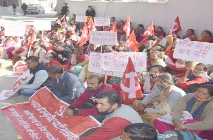 Manali  माकपा ने ढालपुर में रैली निकाल किया धरना प्रदर्शन