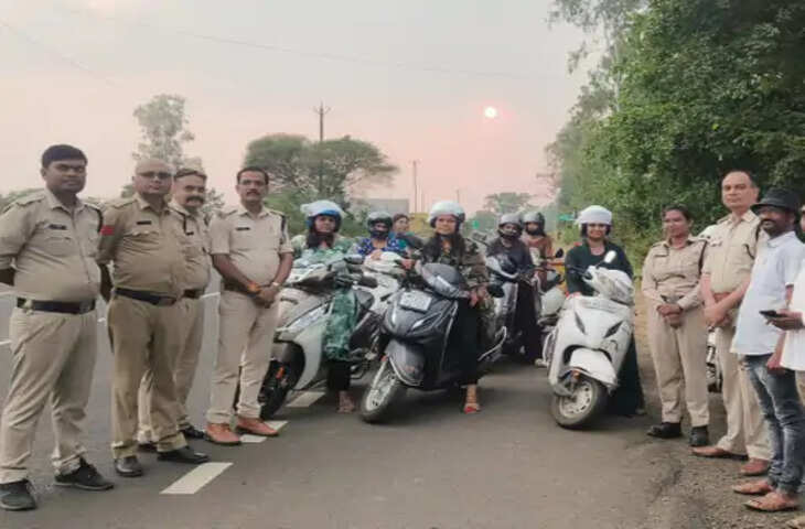 छिंदवाड़ा में पुलिस की अनूठी पहल, नवरात्रि पर युवतियों को बांटे मुफ्त हेलमेट; चौकी प्रभारी बोले- चालान से बचने नहीं, जान बचाने के लिए पहनें