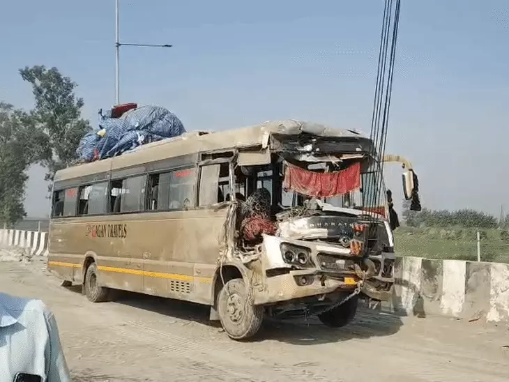 अमरोहा में भीषण सड़क हादसा: बस ने ट्रैक्टर-ट्रॉली को मारी टक्कर, दो मजदूरों की मौत; 18 घायल