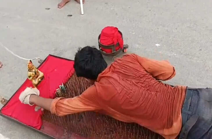 &lsquo;भीष्म पितामह&rsquo; जैसी शैया पर लेटकर कांवड़ यात्रा! लोहे की कीलों पर चलते भोले भक्त का VIDEO वायरल