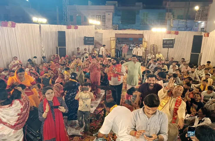 बाठड़िया चौक में पारंपरिक डांडिया महोत्सव का आयोजन, देर रात तक झूमे श्रद्धालु