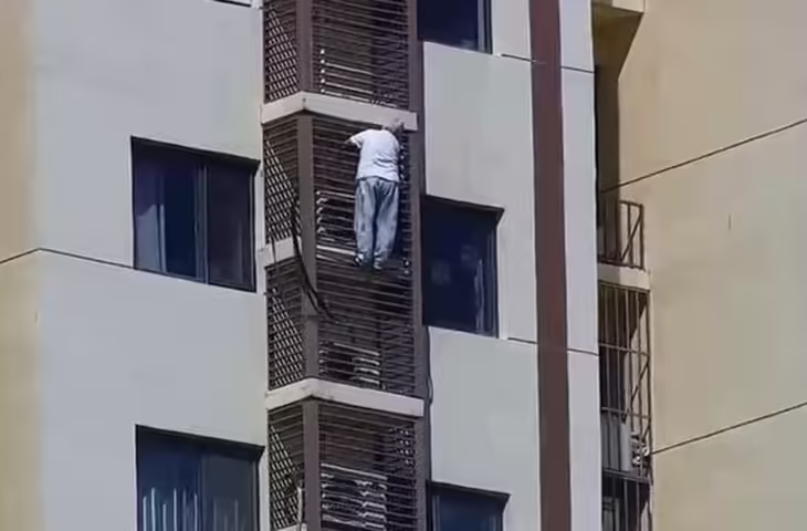 89 साल की दादी का हैरान करने वाला कारनामा, 27वीं से 21वीं मंजिल तक रेलिंग के सहारे उतरीं