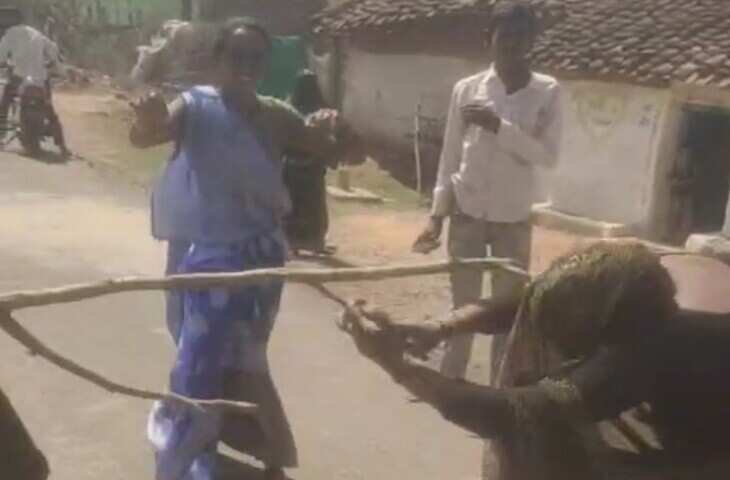 महिलाओं को जमीन पर घसीटा, लात-घूंसे बरसाए;VIDEO:रास्ते के विवाद को लेकर भिड़े दो पक्ष, एक घायल गंभीर हालत में रेफर; गांव में पुलिस तैनात