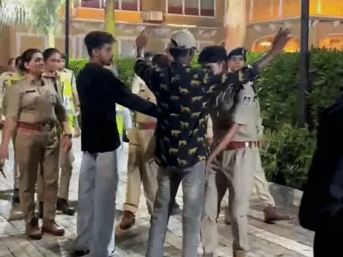 उज्जैन में गरबा पंडालों पर शक्ति स्क्वॉड की निगरानी, संदिग्धों की रैंडम चेकिंग; सादे कपड़ों में तैनात महिला पुलिसकर्मी