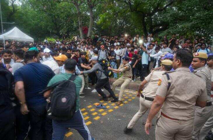 लाठीचार्ज के बाद प्रदर्शनकारी लड़की का छलका दर्द, महिला पुलिसकर्मी से बोली- 'मैम, आपके बच्चे होते तो...'