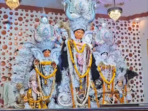 महाष्टमी पर रातभर उमड़े श्रद्धालु, आज भी होगी मां महागौरी की पूजा; पंडालों में भक्तों की भीड़