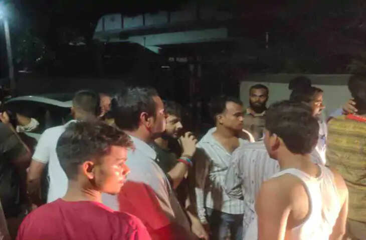 गोरखपुर में बिजली विभाग के JE को ग्रामीणों ने बनाया बंधक, 150 घरों में 12 घंटे से बिजली गुल