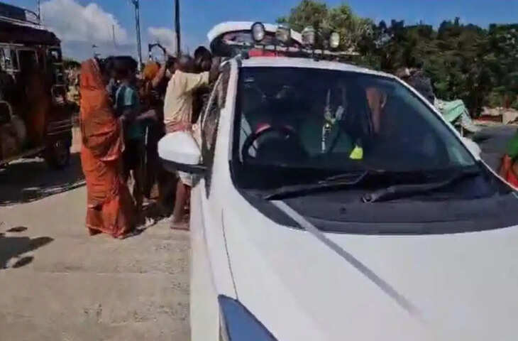 बिहार बाढ़ में राहत सामग्री पर टूट पड़े लोग, JDU नेत्री को बांटने का मौका तक नहीं मिला; 200 परिवार तिरपाल के नीचे