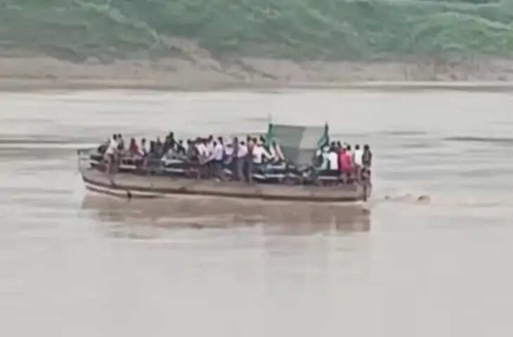 उफनती चंबल में 64 यात्रियों के साथ 5 किमी तक बहता रहा स्टीमर, डीजल खत्म होने से बंद हुआ इंजन