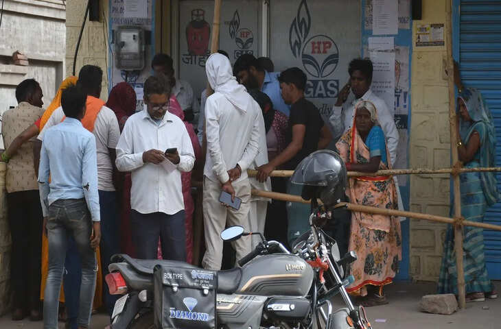 शादी वाले घरों में बढ़ी टेंशन, समय पर नहीं मिल पा रहे एलपीजी सिलेंडर