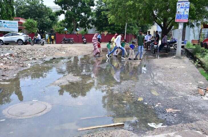 स्पेन से आई हाईवे की अनोखी तकनीक, डंडे से सड़क का पानी निकालने का वीडियो वायरल