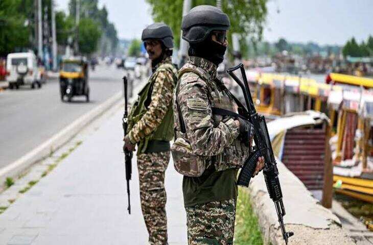 PAK Terror Conspiracy: कश्मीर में फिर अशांति फैलाने की कोशिश? आतंकियों को मजदूरों को निशाना बनाने का आदेश देने का दावा​​​​​​​