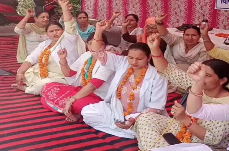 Shriganganagar एएनएम का धरना जारी : कलेक्ट्रेट के सामने अनशन, जयपुर में विधायकों से की मुलाकात