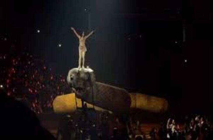 30 फीट ऊँचे ऐनाकोंडा पर खड़ी होकर जोलिन त्साई ने मचाया तहलका, फैंस चिल्लाए &ndash; &ldquo;क्वीन ऑफ़ पॉप!&rdquo; Video