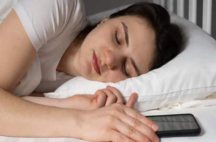 अगर आप भी&nbsp;सिरहाने रखकर सोते है मोबाइल तो हो जाए सावधान! हो सकता है कैंसर,&nbsp;डॉक्टर से जानें पूरी सच्चाई