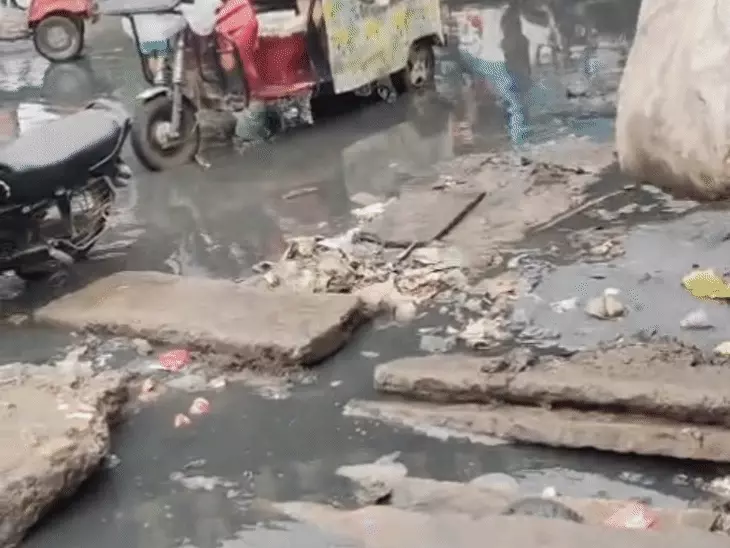 बैरियर चौराहा समेत कई इलाकों में सड़कें डूबीं, घरों तक पहुंचना मुश्किल; बारिश ने खोली निगम के दावों की पोल