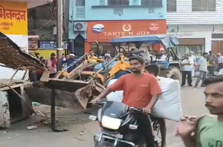 लखीमपुर खीरी में अवैध अतिक्रमण पर चला बुलडोजर, सड़क किनारे हटाया गया कब्जा