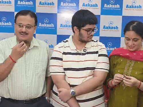 UP NEET टॉपर बने वाराणसी के आर्यन दुबे, 720 में से 710 अंक हासिल कर किया कमाल; ऑल इंडिया रैंक 7