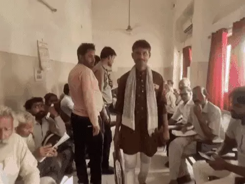 आगरा में डीएम ऑफिस पहुंचा किसान, बोला- &lsquo;साहब धन्यवाद, मेरा काम हो गया&rsquo;; मेज पर रख दिया ककोड़े से भरा झोला