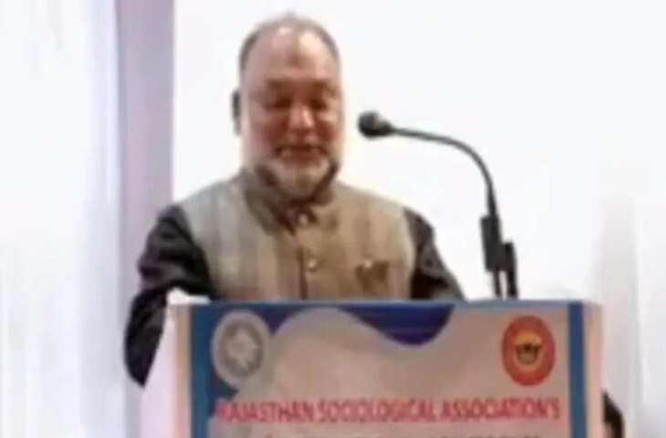 'पाकिस्तान हमारा बड़ा भाई है, हमसे 12 घंटे बड़ा है', अजमेर में कॉलेज प्रिंसिपल के बयान पर हंगामा, देखें Video