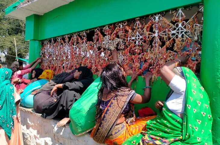 भारत की अजब-गजब दरगाह जहाँ 700 सालों से लगती आ रही भूतों की अदालत,&nbsp;बाबा की पर्ची का रहस्य जानकर उड़ जाएंगे होश&nbsp;