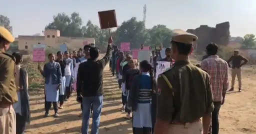 Shri ganganagar सड़क सुरक्षा को लेकर निकाली रैली : सड़क सुरक्षा बैनर लेकर निकले कॉलेज के छात्र-छात्राएं