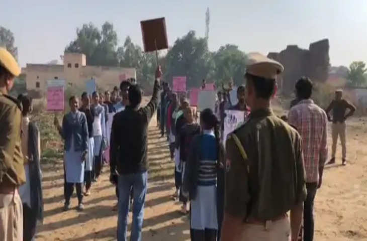 Shri ganganagar सड़क सुरक्षा को लेकर निकाली रैली : सड़क सुरक्षा बैनर लेकर निकले कॉलेज के छात्र-छात्राएं