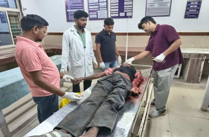 दतिया में हाईवे किनारे पूरी रात तड़पता रहा युवक: सुबह राहगीरों ने देखा, डायल-112 ने पहुंचाया अस्पताल
