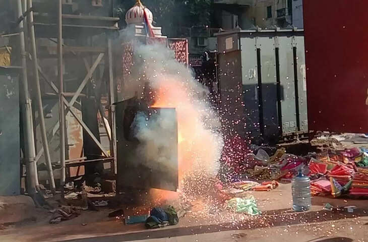 Sikar में ट्रांसफार्मर की डीपी में लगी आग को दुकानदारों ने अपने स्तर पर बुझाया, प्रसाशन पूरी घटना पर चुप