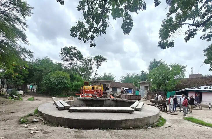 एक नाली ने गांव को दो पंचायत, दो तहसील और दो विधानसभा में बांटा, रायसेन के करहोला में ग्रामीण परेशान