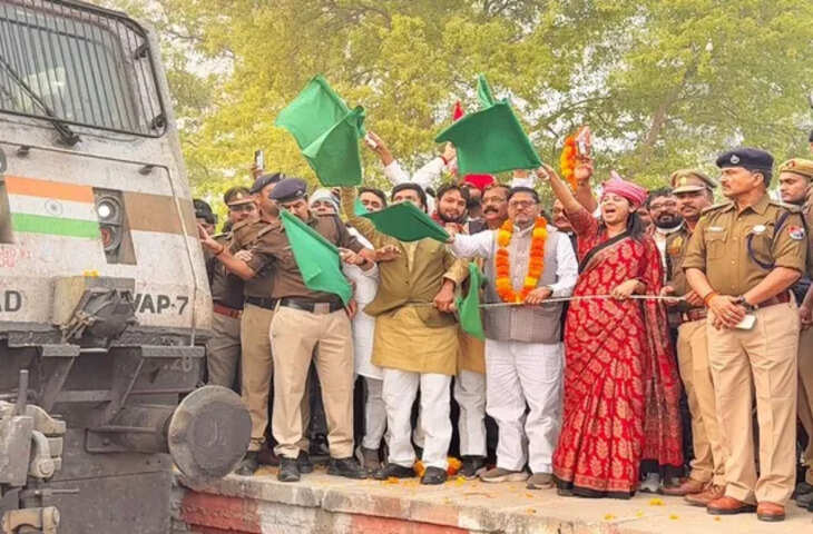 सांसद प्रिया सरोज ने जलालगंज में वाराणसी-लखनऊ शटल एक्सप्रेस के ठहराव को दी हरी झंडी