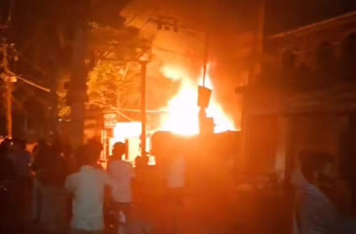 22 अप्रैल की रात कृष्णानगर क्षेत्र के ओशा नगर में अवैध झोपड़ियों में आग लग गई, जिससे पूरे क्षेत्र में भय का माहौल पैदा हो गया। स्थानीय निवासी शुभम कुमार, शशिकांत त्रिपाठी और शशिबाला श्रीवास्तव ने कृष्णानगर थाने में शिकायत दर्ज कराकर ठेकेदार संजीव गुप्ता पर गंभीर आरोप लगाए हैं। उन्होंने बताया कि संजीव झोपड़ी में रहने वाले लोगों से किराया वसूल रहा था और झोपड़ी में अवैध कटिया लगाकर लाइटें जलाई जा रही थीं, जिसके कारण आग लग गई।  आग लगने के बाद झुग्गी बस्ती में विस्फोट होने लगे, जिससे इलाके के लोग डर गए। आग ने आसपास के घरों को भी अपनी चपेट में ले लिया। शुभम कुमार का पूरा घर, बिजली की वायरिंग, इलेक्ट्रॉनिक उपकरण व अन्य सामान जलकर राख हो गया। आग के कारण शशिकांत त्रिपाठी और शशिबाला के मकान भी बुरी तरह क्षतिग्रस्त हो गए।  स्थानीय निवासियों का आरोप है कि झुग्गीवासियों द्वारा तांबा निकालने के लिए कूड़ा-कचरा जलाने जैसी गतिविधियों के कारण प्रदूषण और आग का खतरा पहले से ही था, लेकिन नगर निगम और जनप्रतिनिधियों की लापरवाही ने स्थिति को और खराब कर दिया है। बार-बार शिकायत के बावजूद कोई प्रभावी कार्रवाई नहीं की गई। पुलिस ने अब इस मामले में ठेकेदार के खिलाफ एफआईआर दर्ज कर जांच शुरू कर दी है।